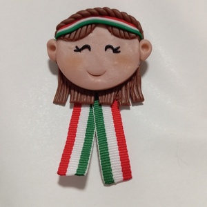 Magyar leányka trikolor kitűző fufrus  - ékszer - kitűző és bross - Meska.hu