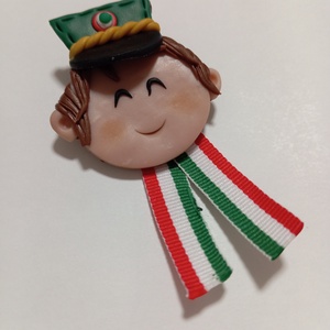 Magyar leányka trikolor kitűző fufrus , Ékszer, Kitűző és Bross, Ékszerkészítés, Gyurma, MESKA