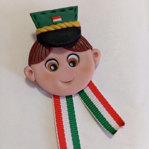 Magyar leányka trikolor kitűző fufrus , Ékszer, Kitűző és Bross, Ékszerkészítés, Gyurma, MESKA