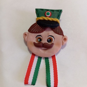 Magyar leányka trikolor kitűző fufrus , Ékszer, Kitűző és Bross, Ékszerkészítés, Gyurma, MESKA