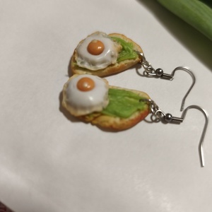 Avokádó krémes kenyér tükörtojással fülbevaló  - ékszer - fülbevaló - lógó fülbevaló - Meska.hu