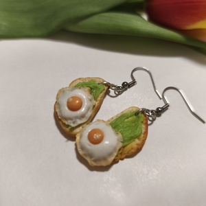 Avokádó krémes kenyér tükörtojással fülbevaló , Ékszer, Fülbevaló, Lógó fülbevaló, Gyurma, Ékszerkészítés, MESKA