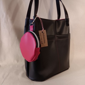 Textilbőr válltáska kis táskadísszel - táska & tok - kézitáska & válltáska - válltáska - Meska.hu