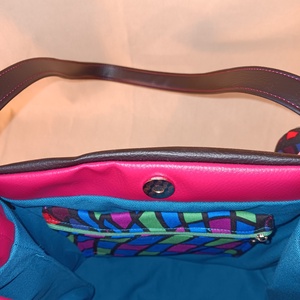 Textilbőr válltáska kis táskadísszel - táska & tok - kézitáska & válltáska - válltáska - Meska.hu