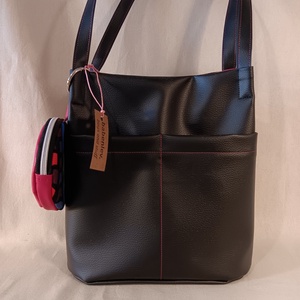 Textilbőr válltáska kis táskadísszel - Meska.hu