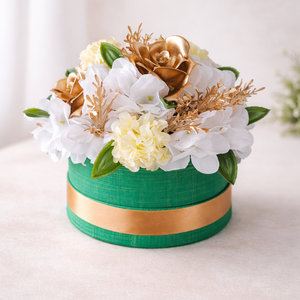 Elegáns arany-fehér virágbox dísz , Otthon & Életmód, Dekoráció, Asztal és polc dekoráció, Asztaldísz, Virágkötés, Különleges, kézzel készített virágbox, amely finom eleganciájával bármely otthon vagy ünnepi alkalo..., MESKA