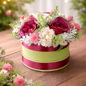 Bordó rózsás asztaldísz zöld dobozban, Otthon & Életmód, Dekoráció, Asztal és polc dekoráció, Asztaldísz, Virágkötés, MESKA