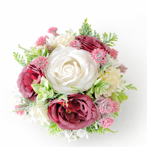 Bordó rózsás asztaldísz zöld dobozban - otthon & életmód - dekoráció - asztal és polc dekoráció - asztaldísz - Meska.hu