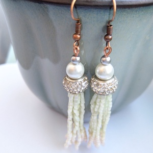 Gyöngyház rózsaszín és halvány menta fürtüs gyöngy fülbevaló strassz gyönggyel - ékszer - fülbevaló - rojtos fülbevaló - Meska.hu