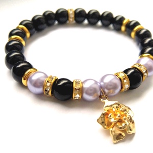 Elegáns aranyvirágos charm karkötő - fekete, lila, arany , Ékszer, Karkötő, Charm karkötő, Gyöngyfűzés, gyöngyhímzés, MESKA