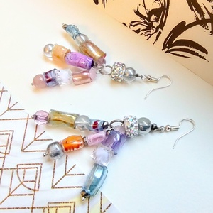 Tarka újrahasznos műanyag és üveg gyöngy fülbevaló  - ékszer - fülbevaló - lógó fülbevaló - Meska.hu