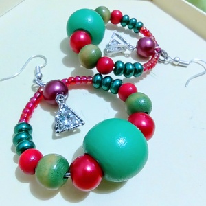 Zöld és piros adventi koszorút idéző gyöngyös fülbevaló csillogó háromszöggel - Meska.hu