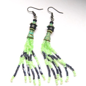 Szolíd fekete és menta fürtös fülbevaló - ékszer - fülbevaló - rojtos fülbevaló - Meska.hu