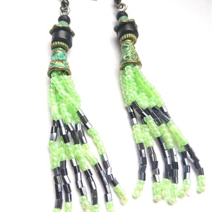 Szolíd fekete és menta fürtös fülbevaló - ékszer - fülbevaló - rojtos fülbevaló - Meska.hu