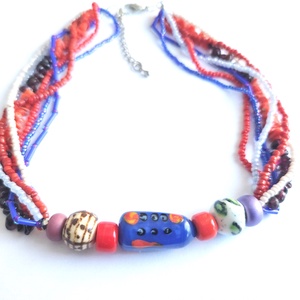 7 soros kék és bordós piros tarka gyöngy nyaklánc - kézzel festett kerámia gyöngyökkel a közepén  - Meska.hu