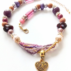 Rózsaszín, lila, barna -  tarka gyöngy nyaklánc - arany színű szív medállal a közepén  - ékszer - nyaklánc - gyöngyös nyaklánc - Meska.hu