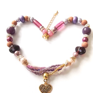 Rózsaszín, lila, barna -  tarka gyöngy nyaklánc - arany színű szív medállal a közepén  - ékszer - nyaklánc - gyöngyös nyaklánc - Meska.hu