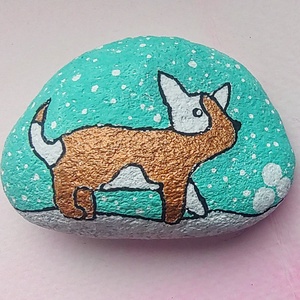 Kézzel festett kutyus kavics - kiskutya kő - kutya, havazás, hógolyó  - otthon & életmód - dekoráció - asztal és polc dekoráció - kavics & kő - Meska.hu