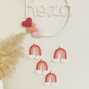 Névre szóló fali dekoráció - makramé szivárványok, horgolt szivecskével és zsinór névvel - Meska.hu