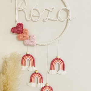 Névre szóló fali dekoráció - makramé szivárványok, horgolt szivecskével és zsinór névvel - otthon & életmód - babaszoba, gyerekszoba - babaszoba dekoráció - Meska.hu