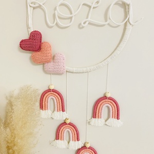 Névre szóló fali dekoráció - makramé szivárványok, horgolt szivecskével és zsinór névvel - otthon & életmód - babaszoba, gyerekszoba - babaszoba dekoráció - Meska.hu