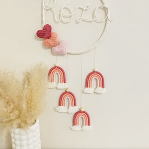 Névre szóló fali dekoráció - makramé szivárványok, horgolt szivecskével és zsinór névvel - otthon & életmód - babaszoba, gyerekszoba - babaszoba dekoráció - Meska.hu
