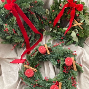 Élő fenyős kopogtató piros színben, Klasszikus Karácsony - karácsony - adventi díszek - adventi ajtódísz - Meska.hu