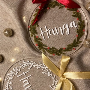 Egyedi neves plexi karácsonyfadísz szaténszalaggal  - Meska.hu