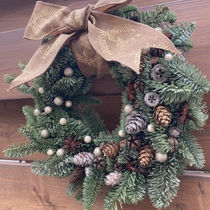 Élő fenyős (nobilis) ünnepi kopogtató termésekkel KARÁCSONYI CSILLOGÁS - karácsony - karácsonyi lakásdekoráció - karácsonyi ajtódíszek - Meska.hu