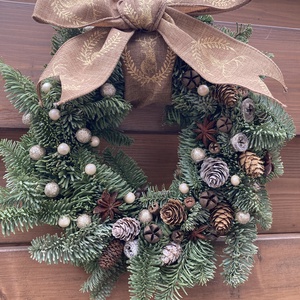 Élő fenyős (nobilis) ünnepi kopogtató termésekkel KARÁCSONYI CSILLOGÁS, Karácsony, Karácsonyi lakásdekoráció, Karácsonyi ajtódíszek, Virágkötés, MESKA