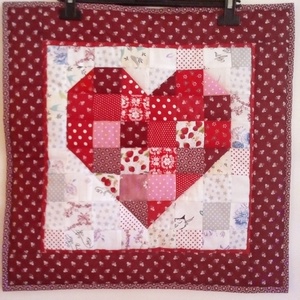 Szívecskés patchwork falikép - otthon & életmód - dekoráció - fali és függő dekoráció - falra akasztható dekor - Meska.hu