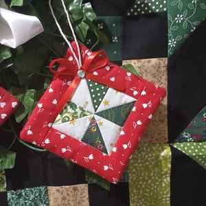 Patchwork karácsonyi dísz - karácsony - karácsonyi lakásdekoráció - karácsonyfadíszek - Meska.hu