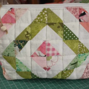 Közepes méretű neszeszer, Táska & Tok, Neszesszer, Varrás, Patchwork, foltvarrás, MESKA