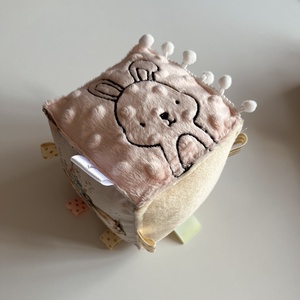 Babakocka, Baba - mama, Baba játékok, Babakocka, Varrás, Hímzés, 10x10x10 cm méretű, puha babakocka, belsejében csörgővel.
A kocka oldalai különböző textúráju anyag..., MESKA