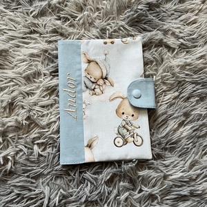 Eü kiskönyv borító, Baba - mama, Babaemlékek, Egészségügyi kiskönyv borító, Varrás, Egészségügyi kiskönyv borító, nyuszis mintával. 
Névhímzéssel is kérheted, de az alap ár a név nélk..., MESKA