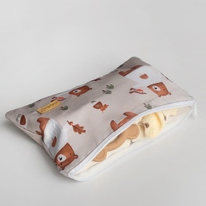 Neszeszer - mackó, Baba - mama, Pelenkázó, babafürdető kellékek, Pelenkázó neszeszer, pelenkatartó, Varrás, Mérete: 20×30 cm

Ez a neszeszer tökéletes minden kisbabás szülő számára. Tágas, sok dolgot bele tu..., MESKA