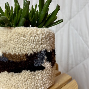 Tufted gyapjú kaspó takaró - otthon & életmód - virágdekoráció - virágtartó - kaspó - Meska.hu