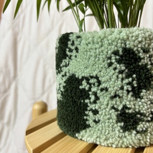 Tufted gyapjú kaspó takaró - otthon & életmód - virágdekoráció - virágtartó - kaspó - Meska.hu