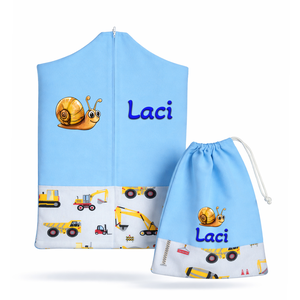 Ovis zsák + tornazsák szett névvel és jellel (kék + sárga munkagépes), ajándék szeretetküldővel, Játék & Sport, Ovis felszerelés, Ovis szett, Varrás, Mindenmás, MESKA