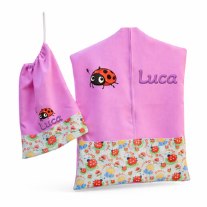 Ovis zsák + tornazsák szett névvel és jellel (rózsaszín + zöld alapon katicás), ajándék szeretetküldővel, Játék & Sport, Ovis felszerelés, Ovis szett, Varrás, Mindenmás, MESKA