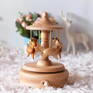 Lovacskás körhinta - mozgó zenedoboz, Otthon & Életmód, Dekoráció, Asztal és polc dekoráció, Zenedoboz, Famegmunkálás, Gravírozás, pirográfia, MESKA