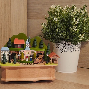 Kisvárosi vonat - mozgó zenedoboz, Otthon & Életmód, Dekoráció, Asztal és polc dekoráció, Zenedoboz, Famegmunkálás, Gravírozás, pirográfia, MESKA