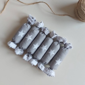 Textil szaloncukor - 6 darabos csomag - szürke, csillagos, rövidebb csipkével - Meska.hu