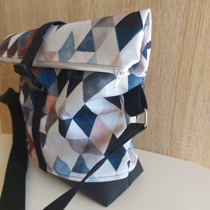 Geometriai mintás, vízlepergető anyagból készült oldaltáska (válltáska) pici roll-up hasonlósággal - táska & tok - kézitáska & válltáska - válltáska - Meska.hu