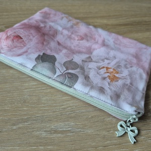 Rózsás pamut nesszeszer - zöld masnis cipzárral - táska & tok - neszesszer - Meska.hu