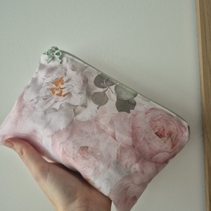 Rózsás pamut nesszeszer - zöld masnis cipzárral, Táska & Tok, Neszesszer, Varrás, MESKA