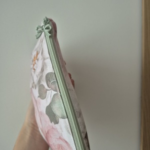 Rózsás pamut nesszeszer - zöld masnis cipzárral - táska & tok - neszesszer - Meska.hu