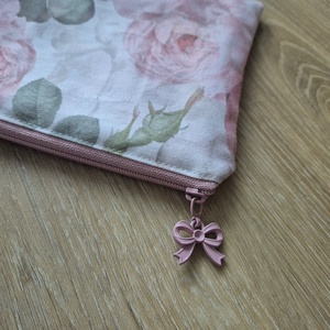 Rózsás pamut nesszeszer - mályva masnis cipzárral - táska & tok - neszesszer - Meska.hu