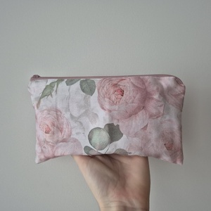 Rózsás pamut nesszeszer - mályva masnis cipzárral, Táska & Tok, Neszesszer, Varrás, MESKA