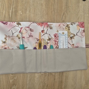 Szürke-virágmintás textil tok, tároló - otthon & életmód - papír, írószer - tolltartó & ceruzatekercs - Meska.hu